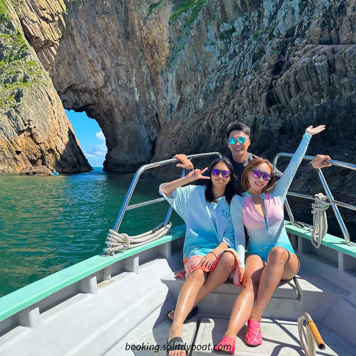 Sai Kung Beach Snorkelling and Island Hopping Tour Experience by Yacht