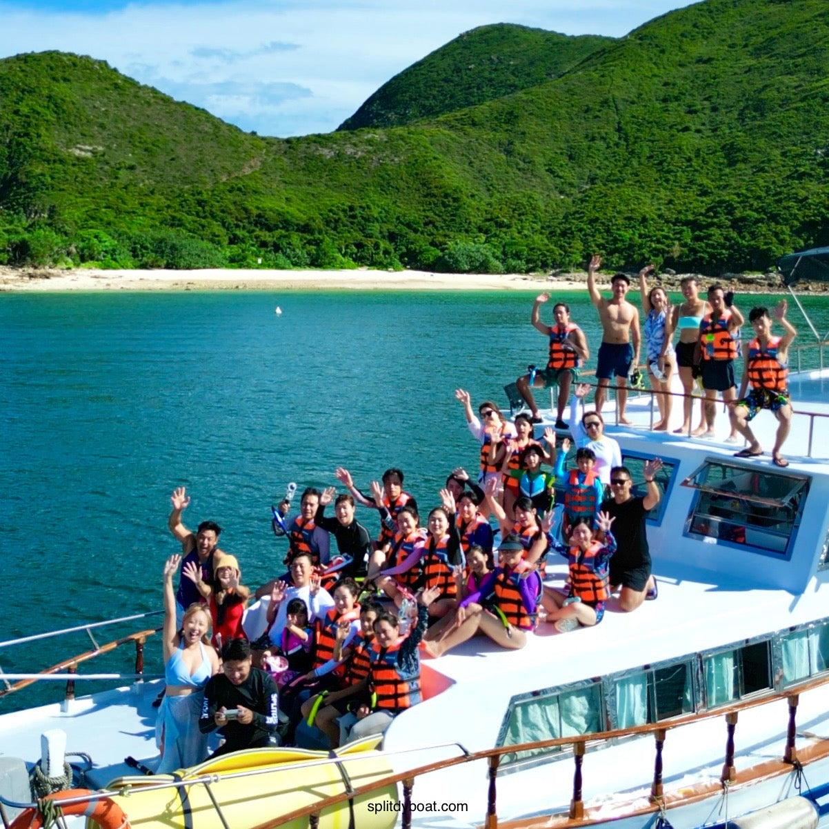 Sai Kung Beach Snorkelling and Island Hopping Tour Experience by Yacht