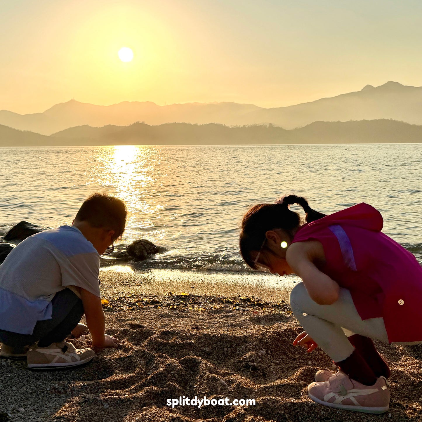 Kleiner Geologe: Meeresklassenzimmer in der Vulkansteinregion Sai Kung (Hongkong UNESCO Global Geopark)
