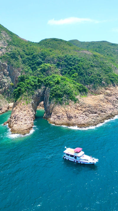 Hong Kong UNESCO Global Geopark Yacht Tour: 4-Hour Four Sea Arches & Volcano Sightseeing in Sai Kung