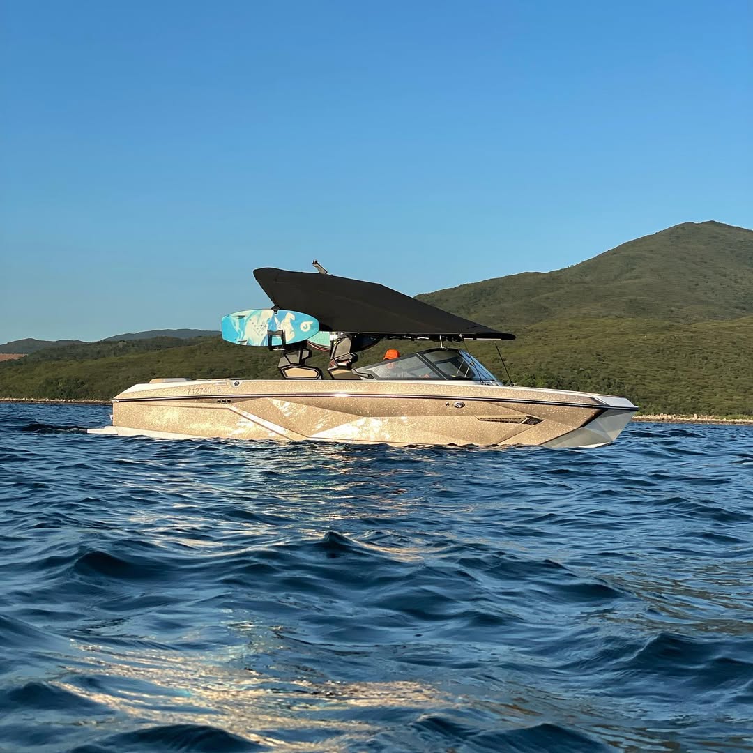 Wakesurfing