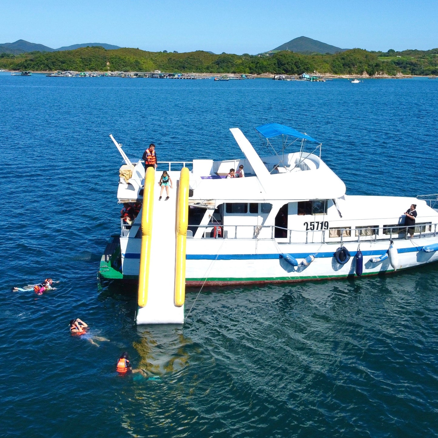(6.5 hrs) Private Yacht Hong Kong Snorkelling Tour + Beach & Water Toys Session