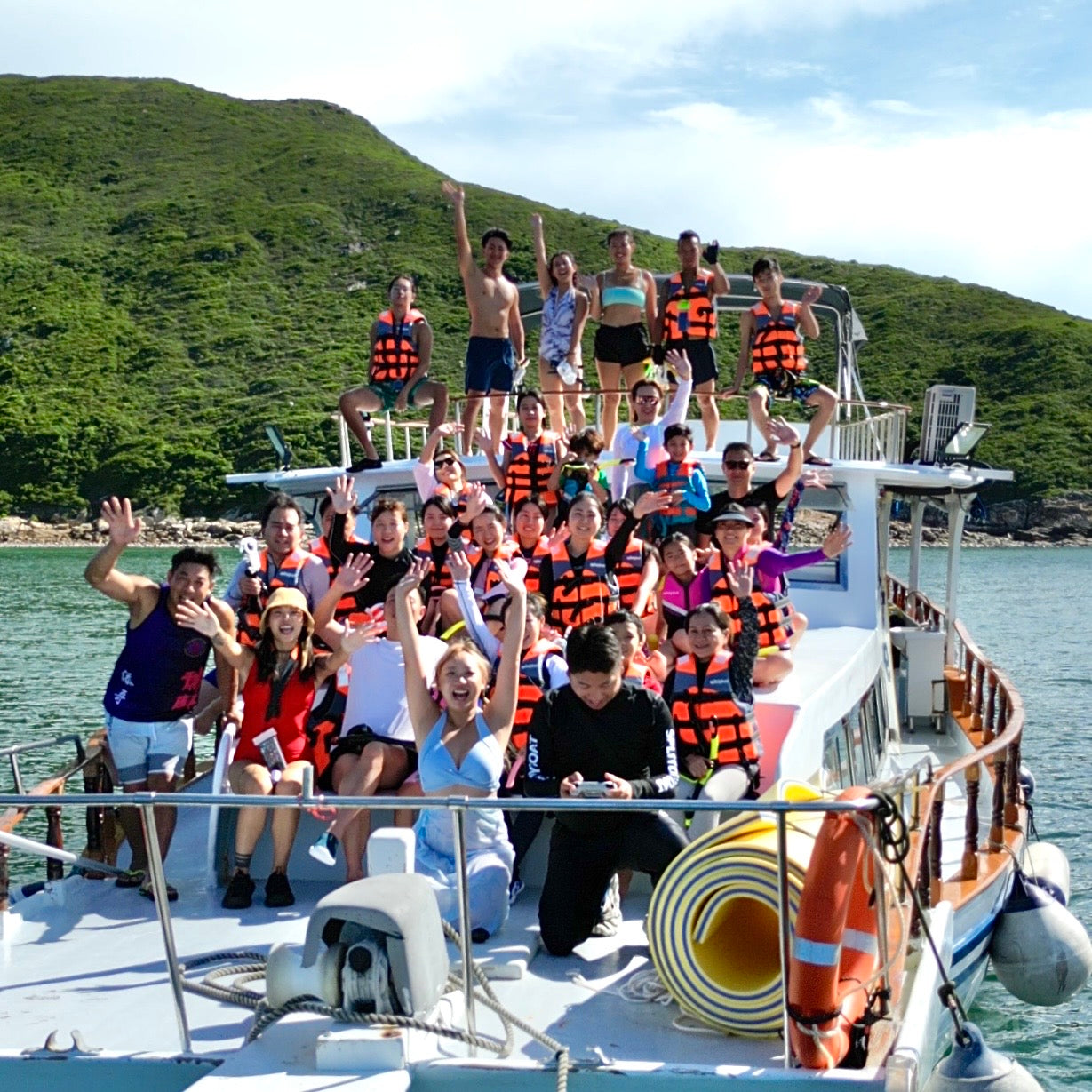 (6.5 hrs) Private Yacht Hong Kong Snorkelling Tour + Beach & Water Toys Session