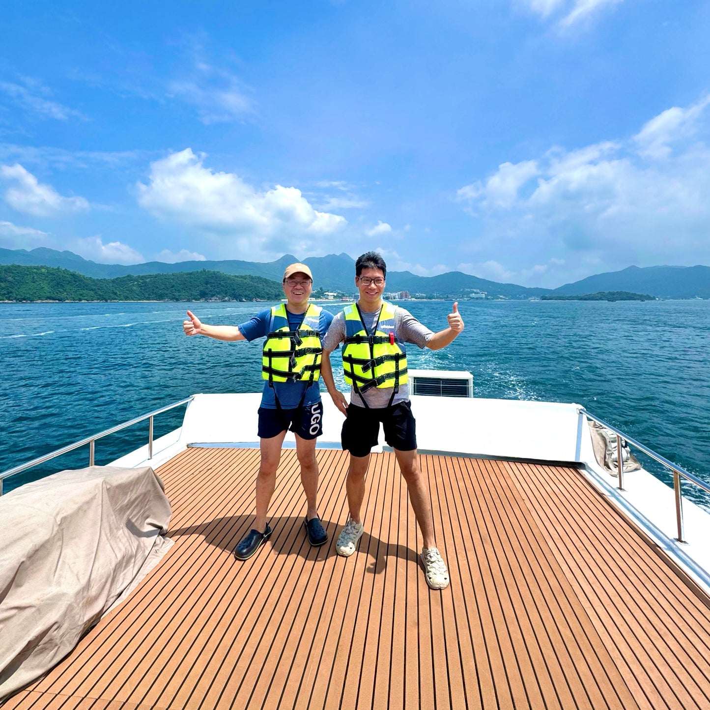 (6.5 hrs) Private Yacht Hong Kong Snorkelling Tour + Beach & Water Toys Session