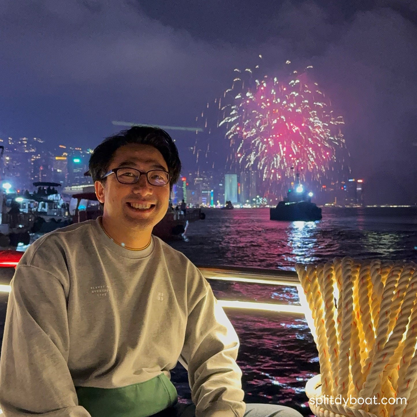 Pelayaran Matahari Terbenam & Bunga Api Victoria Harbour (4 jam - Dari Sai Kung!)