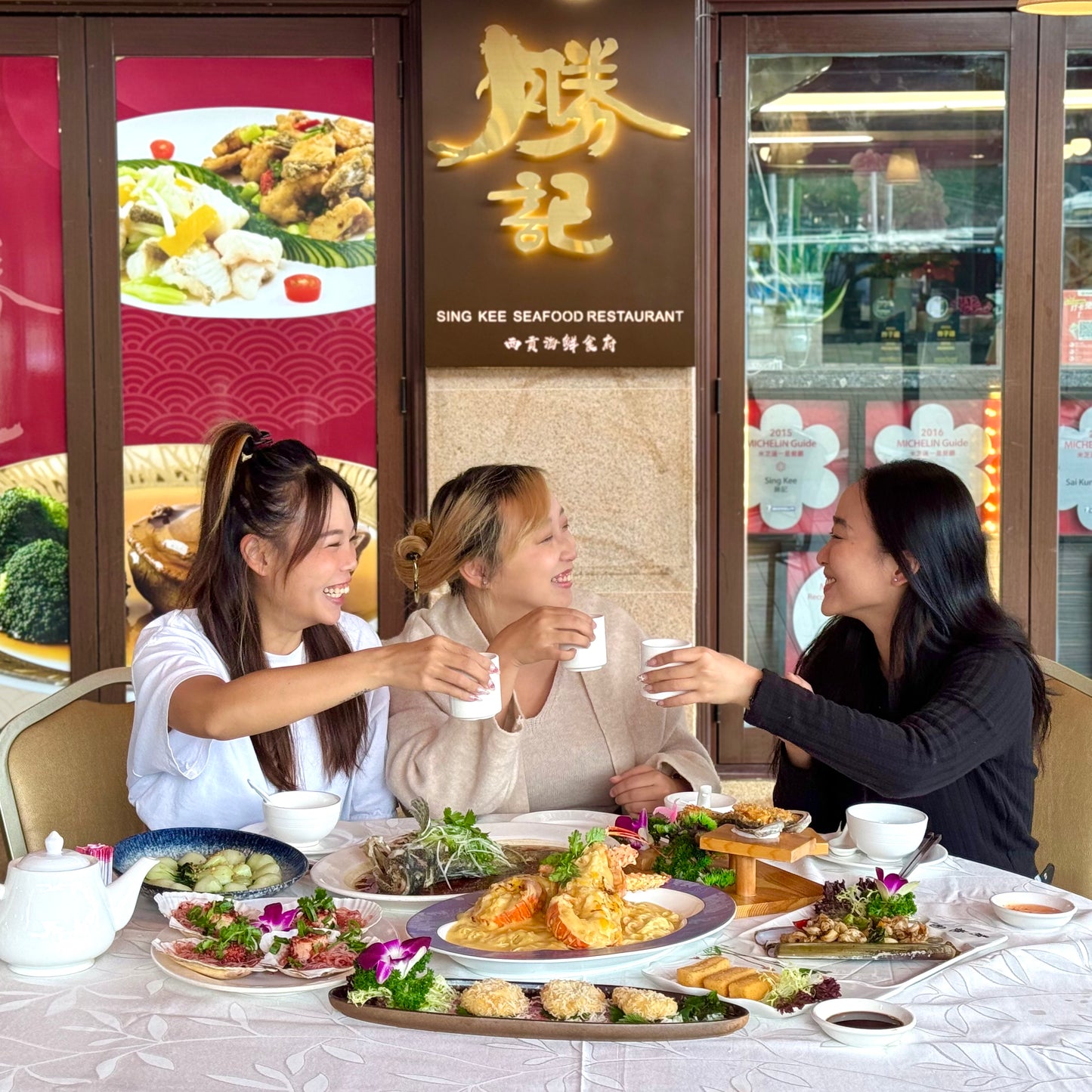 Sing Kee Seafood Meal + Yacht Hong Kong Geopark Tour 2.5 hours (Combo)